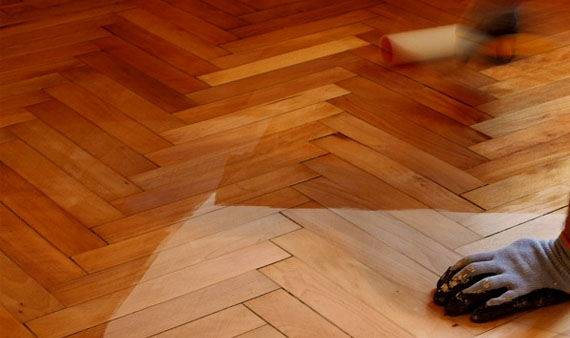 Pourquoi faire vitrifier son parquet par un professionnel du bois ?